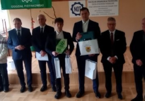 Nagrodzeni wraz z organizatorami konkursu i przedstawicielami szkoły