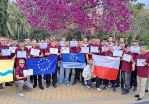 zdjęcie grupowe z certyfikatami uczestnictwa w programie Erasmus+