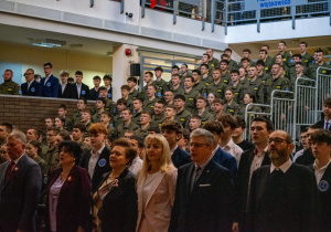 Odśpiewanie hymnu narodowego przez społeczność szkolną