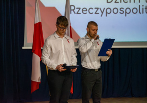 Uczniowie prowadzący szkolną uroczystość