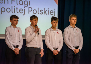 Uczniowie biorący udział w programie artystycznym