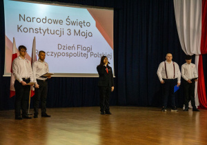 Uczniowie biorący udział w programie artystycznym