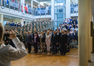 Odśpiewanie hymnu narodowego przez społeczność szkolną