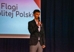 Uczniowie biorący udział w programie artystycznym