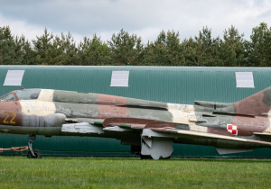 Samolot Su-22 na tle hangaru.