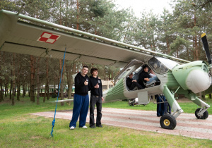 Uczniowie i „Wilga” gotowi do startu.