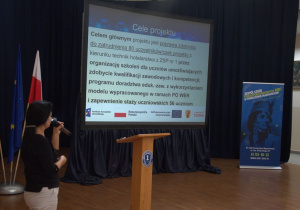 Korzyści dla ucznia biorącego udział w projekcie omawia specjalista ds. technicznych projektu - p. Beata Chwalińska