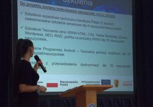 Specjalista do spraw technicznych na spotkaniu informacyjnym dotyczącym projektu realizowanego w ZSP nr 1 dedykowanego dla informatyków "Innowacyjni Informatycy"
