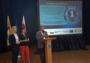 Dyrekcja szkoły prowadząca spotkanie.