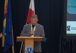 Dyrektor szkoły prowadzący spotkanie.