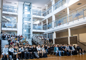 Spotkanie informacyjne o projektach rozpoczynających się w ZSP 1. Na trybunach uczniowie mechatronicy i mechanicy