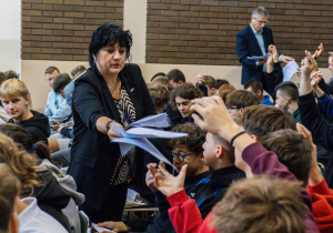 Rozdawanie przez prowadzących formularzy rekrutacyjnych