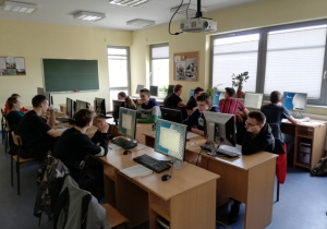Uczestnicy projektu podczas częsci teoretycznej szkolenia "Diagnostyka, montaż naprawa sprzętu komputerowego"