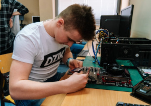 Uczestnik projektu podczas części praktycznej szkolenia "Diagnostyka, montaż naprawa sprzętu komputerowego"