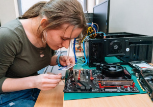 Uczestniczka projektu podczas części praktycznej szkolenia "Diagnostyka, montaż naprawa sprzętu komputerowego"