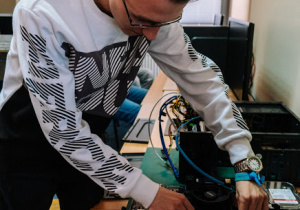 Uczestnik projektu podczas części praktycznej szkolenia "Diagnostyka, montaż naprawa sprzętu komputerowego"