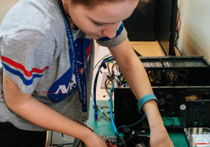 Uczestniczka projektu podczas części praktycznej szkolenia "Diagnostyka, montaż naprawa sprzętu komputerowego"