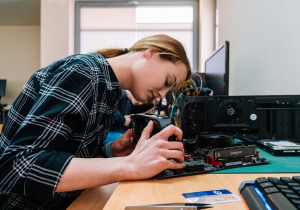 Uczestniczka projektu podczas części praktycznej szkolenia "Diagnostyka, montaż naprawa sprzętu komputerowego"