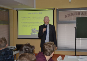 Uczestnicy projektu podczas szkolenia BHP