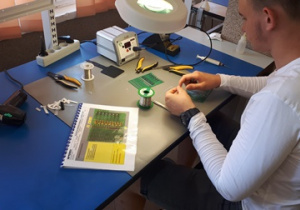 Uczestnik projektu podczas pracy na stanowisku lutowniczym