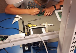 Uczestnik projektu podczas pracy na stanowisku lutowniczym