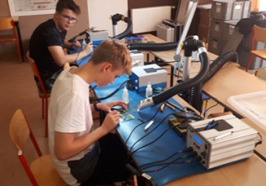 Uczestnik projektu podczas pracy na stanowisku lutowniczym