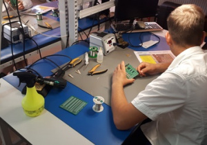 Uczestnik projektu podczas pracy na stanowisku lutowniczym