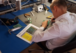 Uczestnik projektu podczas pracy na stanowisku lutowniczym