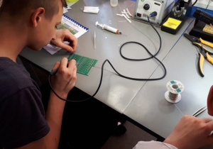 Uczestnik projektu podczas pracy na stanowisku lutowniczym