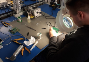 Uczestnik projektu podczas pracy na stanowisku lutowniczym