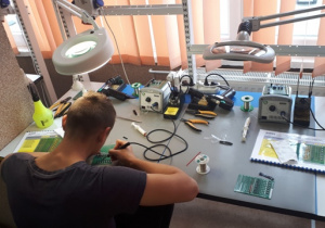 Uczestnik projektu podczas pracy na stanowisku lutowniczym