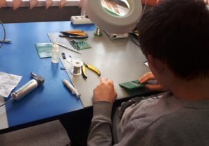 Uczestnik projektu podczas pracy na stanowisku lutowniczym