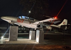 Samolot szkolno-treningowy Iskra TS-11 nr boczny 1617 pozyskany od Ministerstwa Obrony Narodowej. Od dnia 3.12.2024 r. stacjonuje na płycie placu szkolnego i jest synonimem zmian w ofercie kształcenia Zespołu Szkół Ponadpodstawowych nr 1 im. Tadeusza Kościuszki w Tomaszowie Mazowieckim związanym z wprowadzeniem od 1 września 2025 r. nowego kierunku „Technik mechanik lotniczy”.